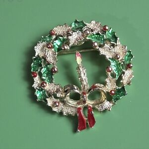 VINTAGE GERRY'S SIGNED GOLD TONE ENAMEL CHRISTMAS WREATH PIN BROOCH